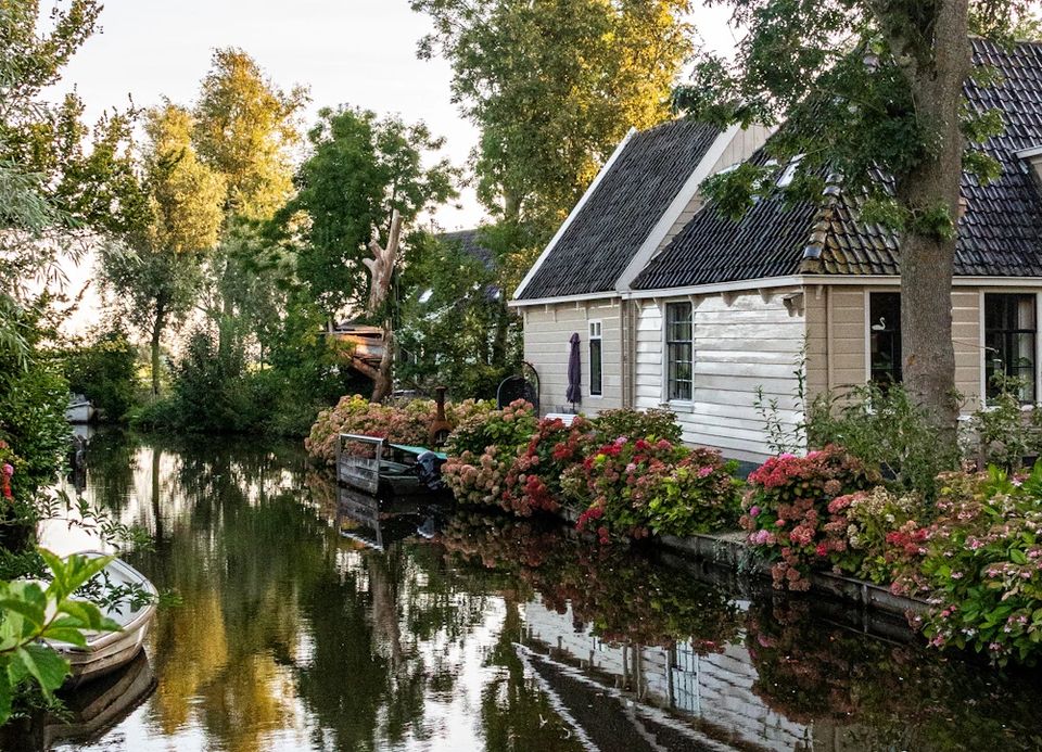 Varen door de wateren tussen pittoreske huizen