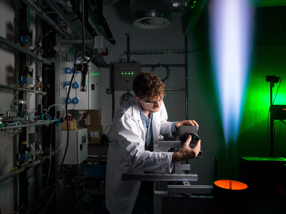 Student van de TU Delft bezig met een experiment