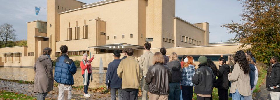 Bezoekers bekijken het Raadhuis aan de buitenzijde tijdens de rondleiding