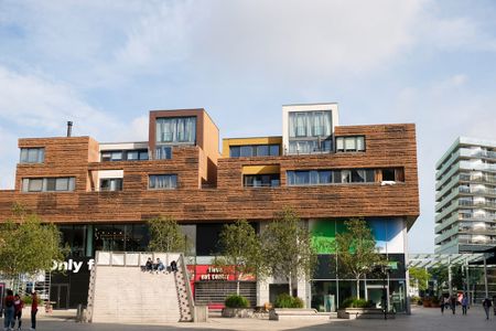 Justliketotravel bezoekt Almere en bezoekt het centrum