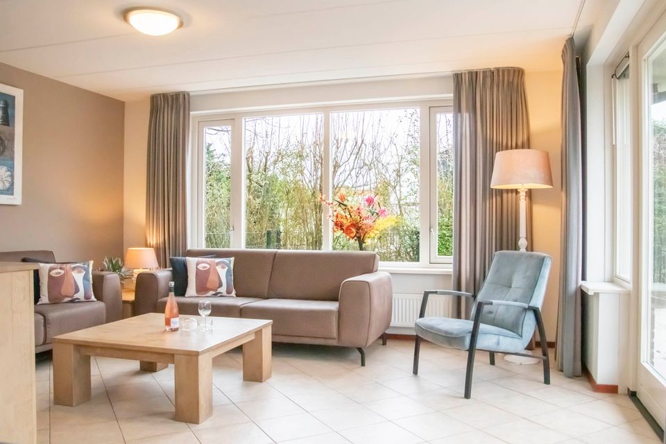 Woonkamer van de luxe bungalow waar u royaal met 5 personen kunt zitten.