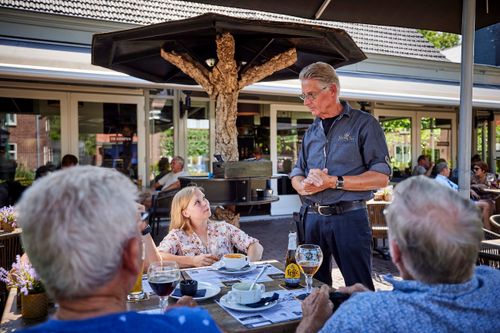 Buiten op terras van Dinee café de Kempen