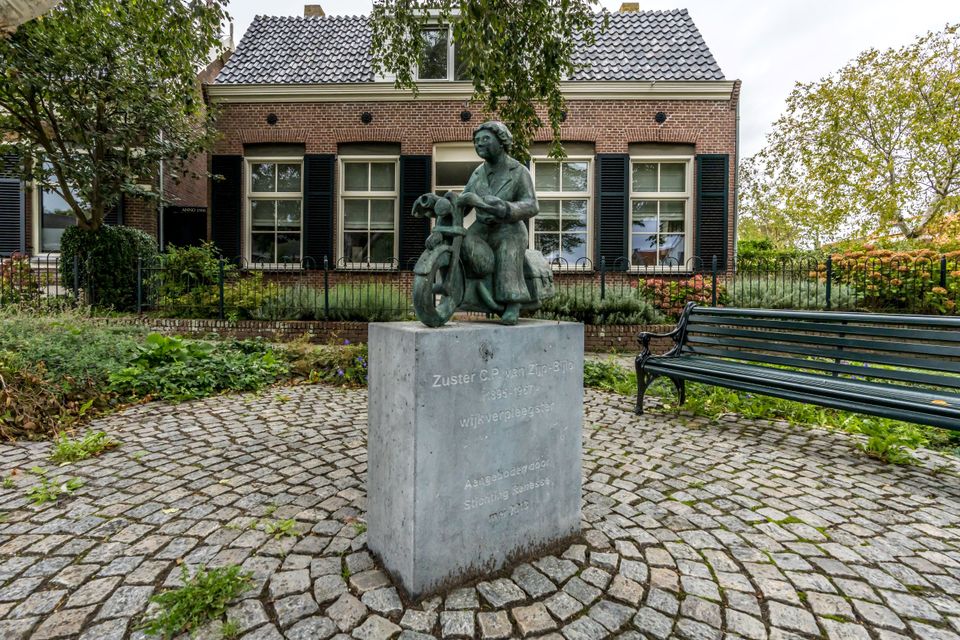 Op-Schouwen-Duiveland-Standbeeld-Kerkwerve-Waarop-Een-Zuster-Op-Motor-Is-Te-Zien