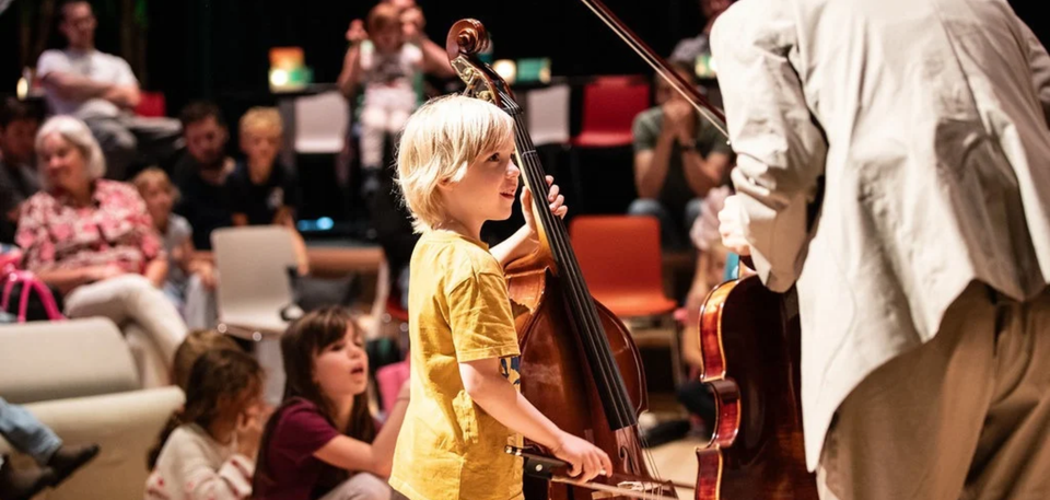 Jongen met instrument op Chamber Music festival 2026