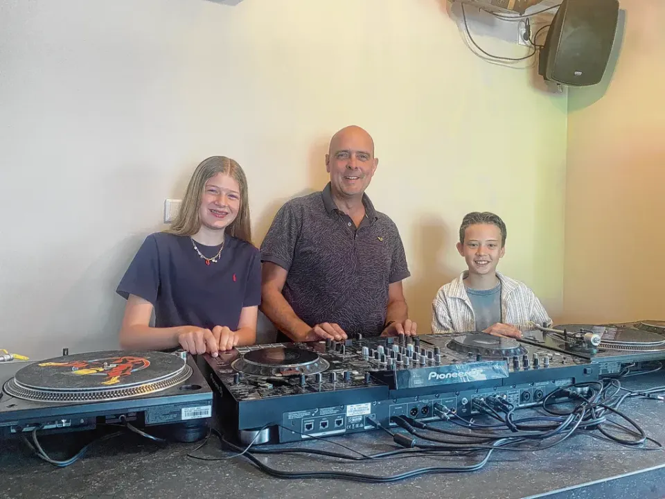 Mila, Jan en sep achter de draaitafel