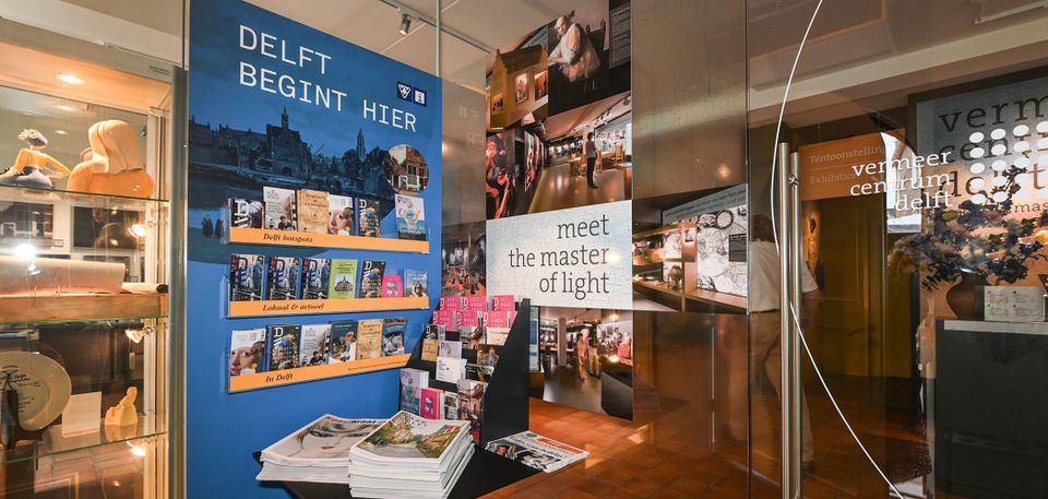 VVV infopunt bij de ingang van het Vermeer Centrum Delft