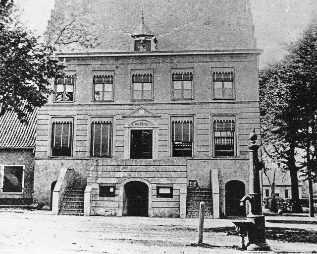 oude raadhuis met bepleistering