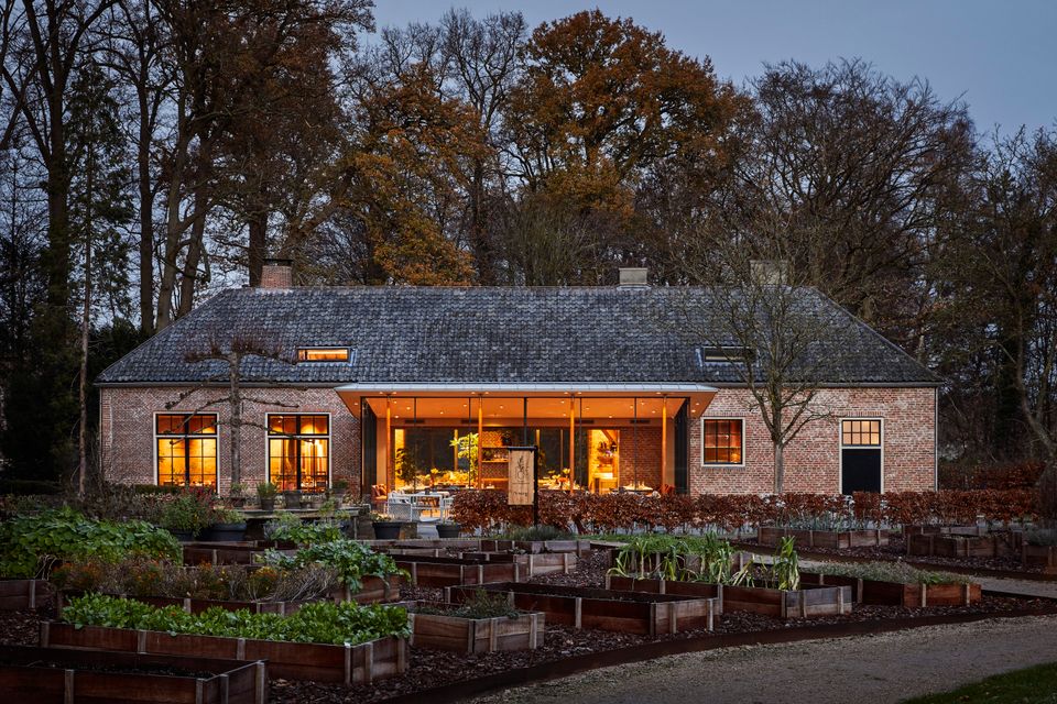 Zicht op Bistro LOF en het terras vanaf de Moestuin