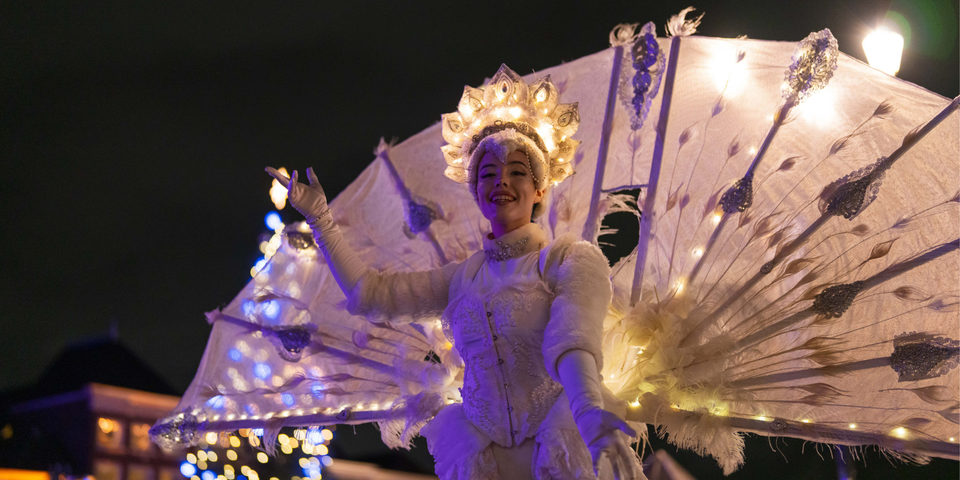 Een theateract tijdens Lichtjesavond in Delft