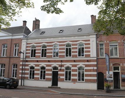 herenhuis met horizontale witte belijning