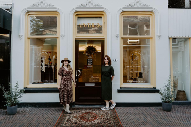 Zwei Frauen stehen vor dem Eingang des Family Concept Store Bij en Mus in Meppel.