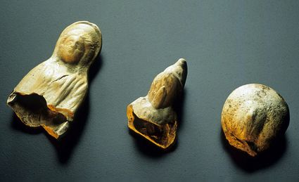 Godenbeeldjes, gevonden aan de Scheveningseweg. De beeldjes links en rechts stellen moedergodinnen voor.