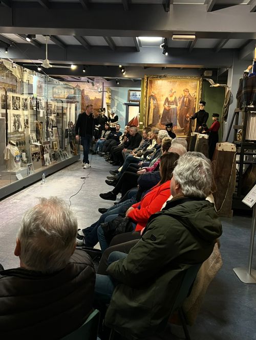 Een lezing waarbij mensen zitten