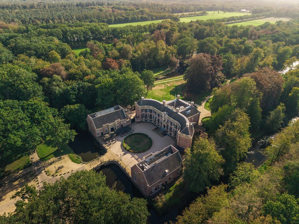 Dronefoto van Kasteel Groeneveld in Baarn midden in het bos