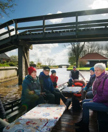 Rondvaartboot gaat onder het Elfstedenbruggetje in Bartlehiem door