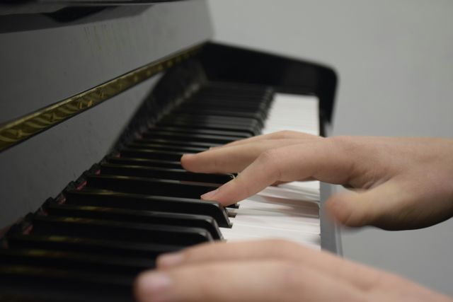 Jong kind speelt piano