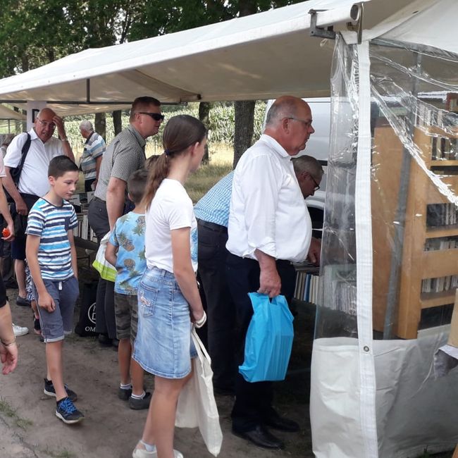 Boekenmarkt Elspeet mensen voor kraam