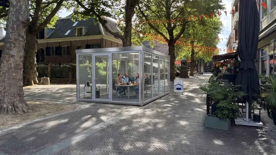 Het Glazen Huis op de Hogewoerd in Woerden, met radiomakers in een glazen studio onder de bomen in het centrum van de stad.