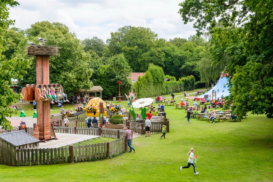 Overzichtsfoto Speelpark Oud Valkeveen in Naarden met meerdere attracties en veel groen