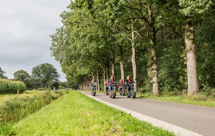 Groepje vrouwen rijdt op een e-chopper door Gaasterland.