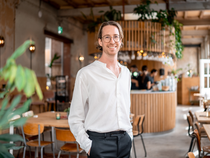 UITblinker Roel die staand in een café
