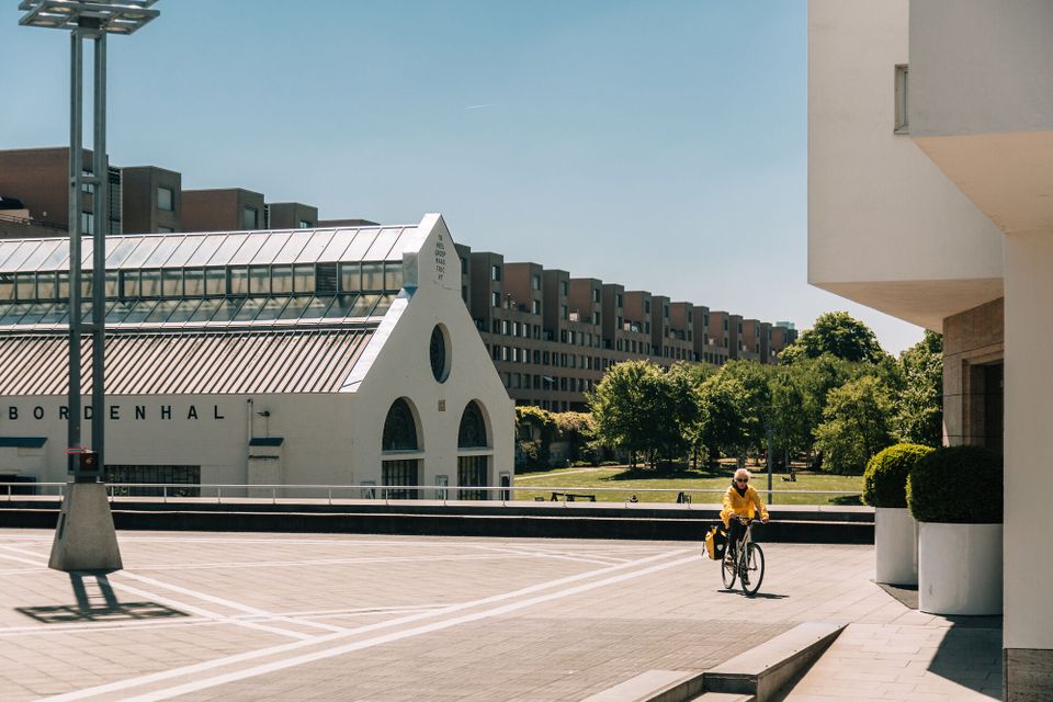 Plein 1992 Wyck Maastricht bordenhal fietsende vrouw