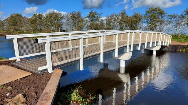 Voetgangersbrug met in het ontwerp een verwijzing naar de touwindustrie in dit gebied