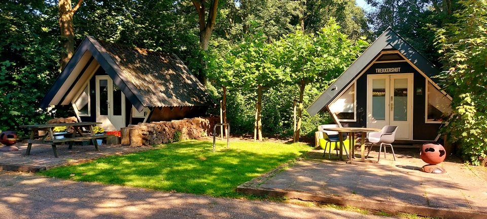 Twee vakantiehuisjes.