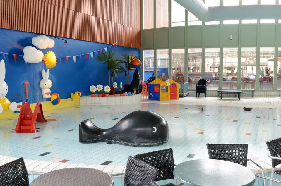 Nijntjebad in de Zandzee Bussum met speeltoestellen in het water voor kleine kinderen.