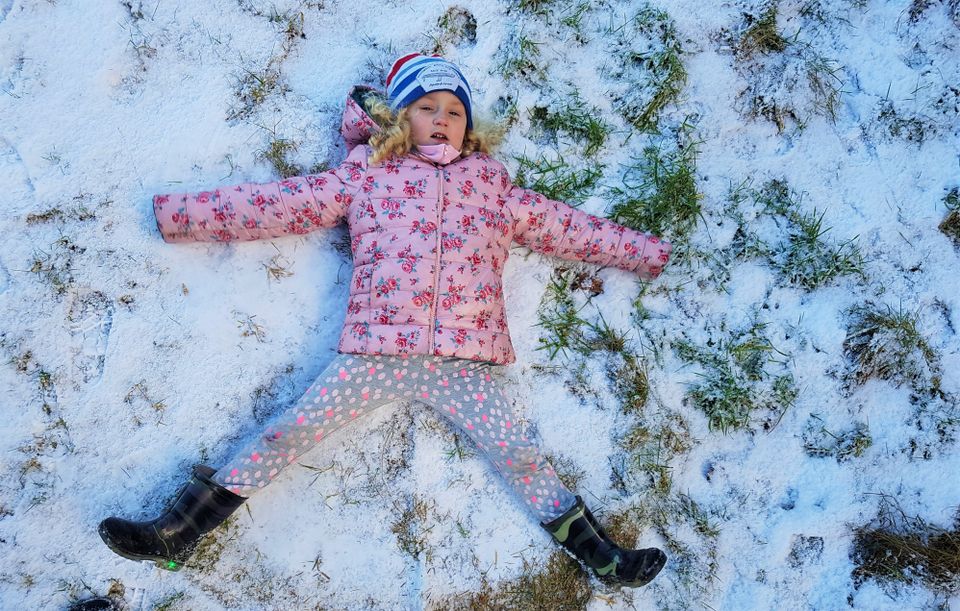 een kerstengel in de sneeuw maken, het blijft leuk!