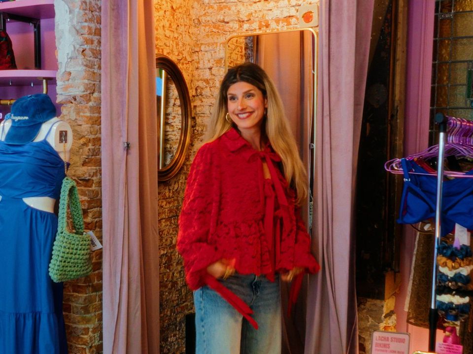 Meisje die een leuke blouse past bij Lacha studio in Delft