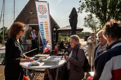 Ontvangst Expeditie Zuiderwaterlinie Ooltgensplaat met flyers