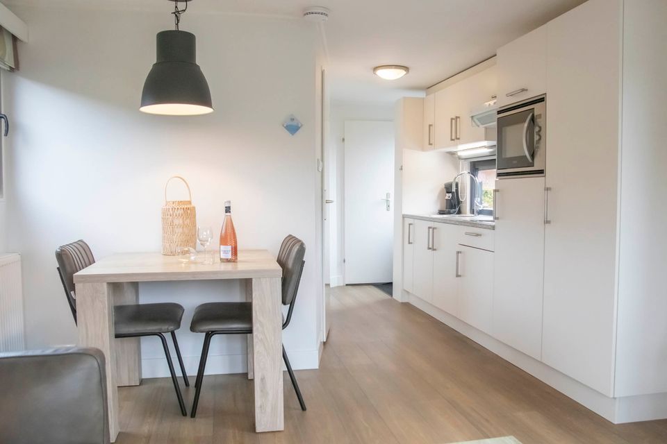 Eethoek van onze chalets met comfortabele stoelen, gezellig samen tafelen is zo echt een feest.