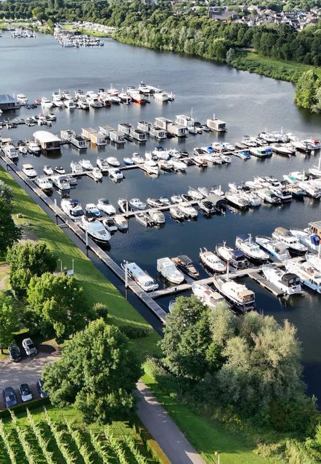 Luchtbeeld van Maastricht Marina, prachtig gelegen tussen de Maas en de Pietersplas.