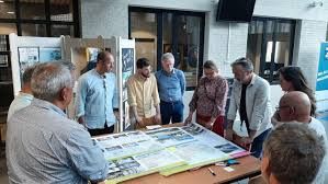 inwoners bespreken gemeentelijke plannen