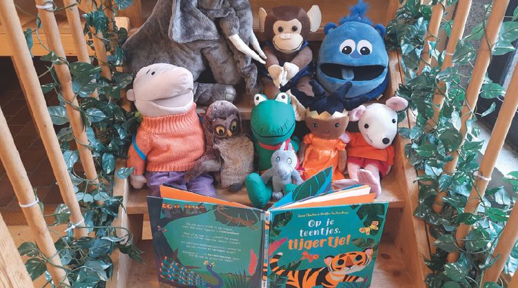Knuffels op trap in de Bibliotheek lezen een boek