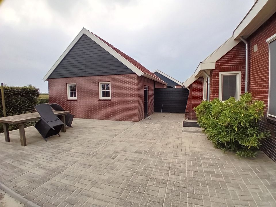 Terras en fietsenstalling vakantiewoning