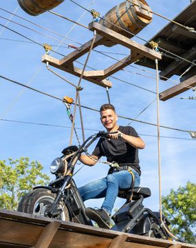 Jongen op motor in klimpark