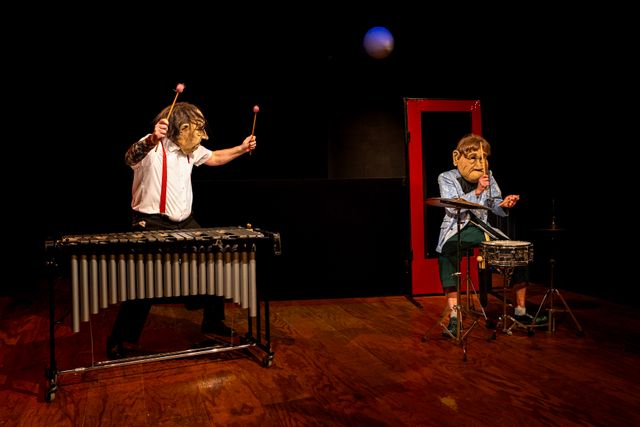 Wat gebeurt er als 2 oude muzikanten met elkaar ruzie maken,  en hun instrumenten de wapens zijn?