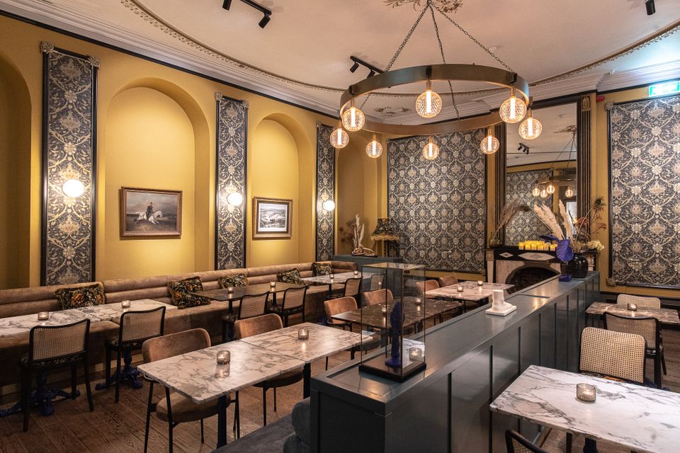 Buitenplaats Vaeshartelt interior bistro tables