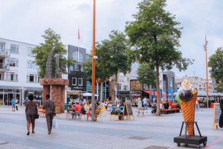 De Grote markt in Almere Centrum met beeld en ijsje van ijspressi