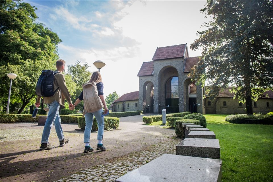 Twee reizigers ontdekken Dokkum.