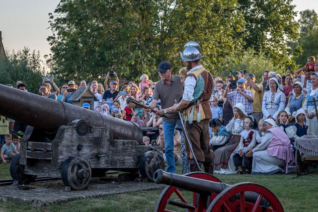 Kanongebulder in Sloten waarbij de stadsschutterij het kanon van Sloten afschiet op het molenerf van Korenmolen de Kaai.
