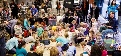 Een groep kinderen die aan het tekenen zijn