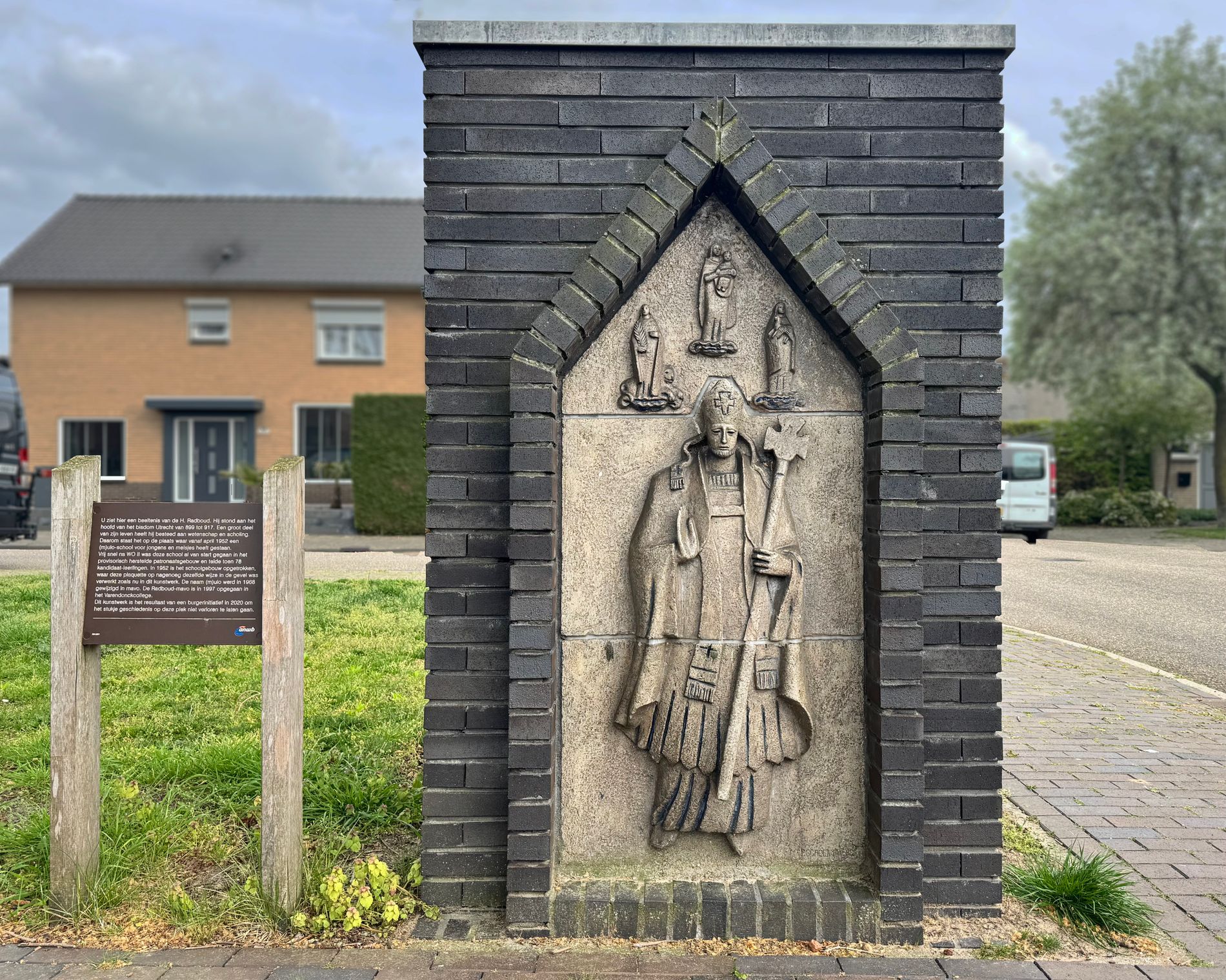 muurtje met ingemetselde plaquette van de heilige Radboud
