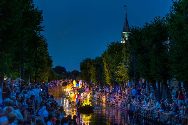 Gondelvaart in de Luts tijdens de feestweek in Balk met meerdere versierde gondels.