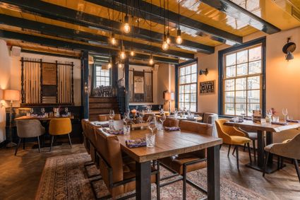 Sfeervol interieur van restaurant Het Wapen van Linschoten met houten tafels, warme verlichting en karakteristieke details, gezellige eetgelegenheid in het historische dorp Linschoten in het Groene Hart.