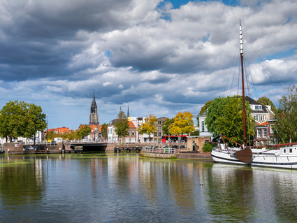 De Stad Delft vanaf het water met zicht op De Oude en Nieuwe Kerk