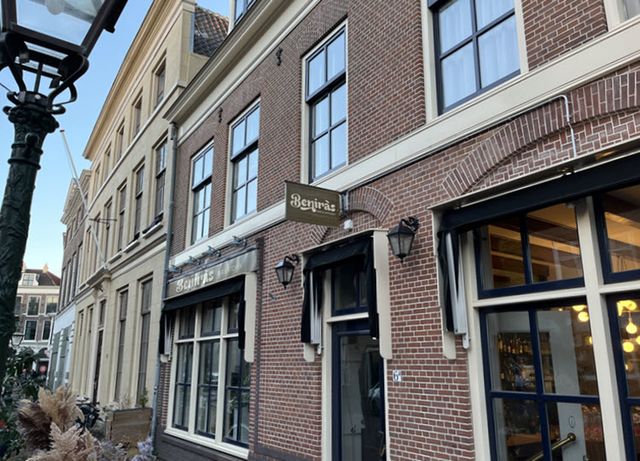Buitenkant van gebouw Restaurant Beniras in Leiden