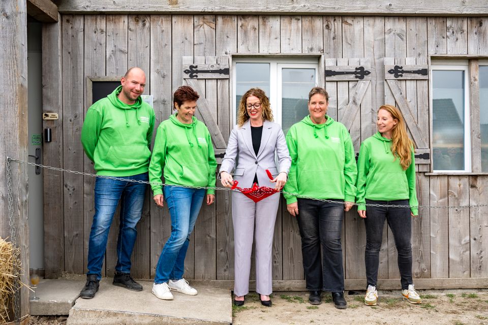 Wethouder Denise Mulder van Maassluis viel de eer ten deel de officiële opening te verrichten, geflankeerd door het team van Heerlijk van Dichtbij.